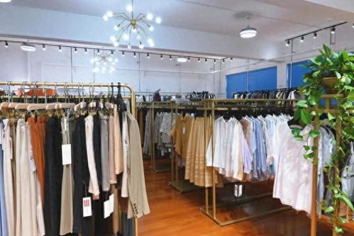 美女企業(yè)家變身時尚主播，金山寶藏服裝工廠店引領(lǐng)消費(fèi)新潮流